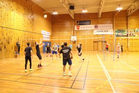 VINNARLAGET NÆRAST KAMERA: Vinnarane verjar seg og slår ein ball attende til motparten. Motlaget hadde overvunne lærarlaget tidlegare, og hadde ein mann meir på bana. Men i finalen strekte dei ikkje til. Det vart sjumålstap på dei.