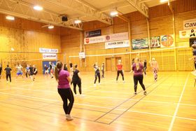 DOBBELFINALE: Samstundes som dei ovan nemnde fem karane spela seg inn til siger, vart det spela finale i kvinneklassen. Her var det lærarlaget som vann finalen. Lærarane lengst unna bak nettet.
