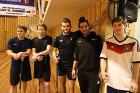 LÆRLINGANE GJEKK TIL FINALEN: Det var både to og tre år sidan desse lærlingane gjekk på vidaregåande skule i Årdal. Anders Kvåen Svåi, nest til venstre, fortel at det er like kjekt å vera med på turneringa kvart år.