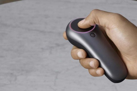 Kontrolleren ser ikke ut til å være like avansert som for eksempel Oculus Touch.
