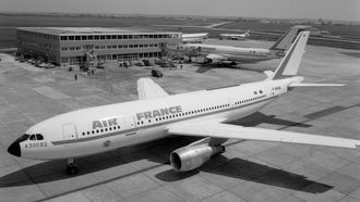 10. mai 1974 leverte Airbus sitt første fly - et 270-seters A300B2. Lanseringskunden var Air France.