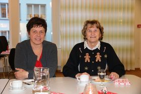 TIL BORDS: Evy Kleiva og Gunvor Nordås åt snittar til lunsj saman med kommunestyret. Dei sat overfor ordføraren og varaordføraren.