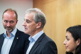 URO I AP-LEIREN: Fra venstre - nestleder Trond Giske, partileder Jonas Gahr Støre og nestleder Hadia Tajik. Bildet er fra en pressekonferanse i september.