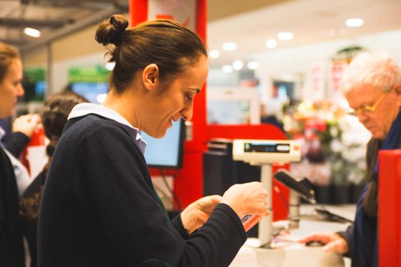 JOBBER PÅ SPRENG: Under hele åpningstiden til Coop Mega er det full bemanning på post i butikk. Likevel kan det bli lange køer.