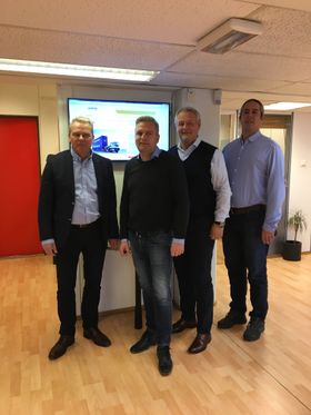 Hesselberg skal selge Terberg i Norge. Fra venstre: produktsjef Bjørn Gustavsen, Claus Lilleholt fra Terberg Scandinavia, Per Erik Pedersen salgsdirektør hos Hesselberg Truck og Lasse Oug, ettermarkedsjef.