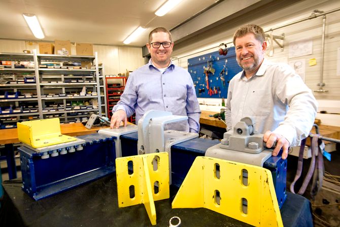 Prototyp: John Sverre Gundersen (t.v.) og Sigbjørn Ullestad med prototypen av patentet.