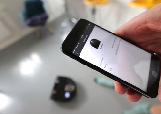 En del støvsugerroboter, som Neato Botvac Connected, kan styres via telefonen.
