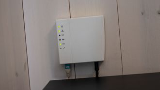 Denne kontrolleren er bindeleddet mellom appen og de smarte komponentene i huset som er utstyrt med Eaton-komponenter. Den håndterer Eatons egen xComfort-protokoll.