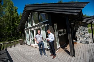 Det er kanskje ikke hytter man forbinder tettest med smarte hjem, men denne hytta på Norsk hyttesenter har mange automatiseringsmuligheter. Fra venstre: Produktsjef i Eaton Bård Ståle Kvitberg og sjef jon Helsingeng.