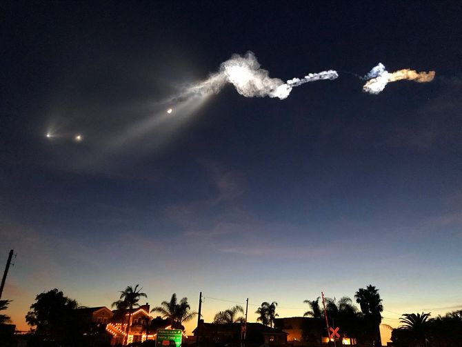 Julestemning i California, da Falcon 9-raketten ble skutt opp i solnedgangen. Ti satellitter ble frigjort, og skal gå i bane for Iridium Communications.