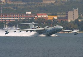 STØRRE: Beriev A-40 målte 43.84 meter og hadde et vingespenn på 41.62 meter.