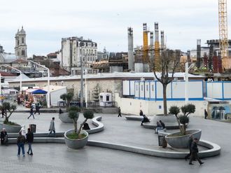 Taksim-moskeen under bygging. I forgrunnen: Det siste innen landskapsarkitektur.