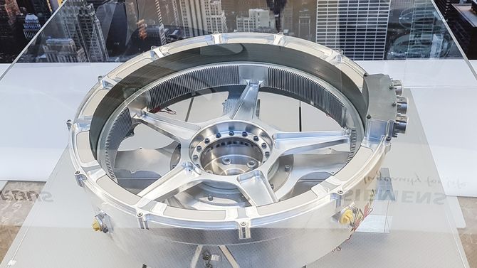 Momentsterk: Siemens viste frem sin spesielle elmotor SP200D i en glassmonter under sin Innovation Day nylig. Både rotor og stator er bygget i periferien av motoren som gir den et voldsomt dreiemoment.