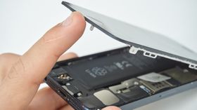 Det er ikke veldig komplisert å bytte batteriet, men det krever litt utstyr.