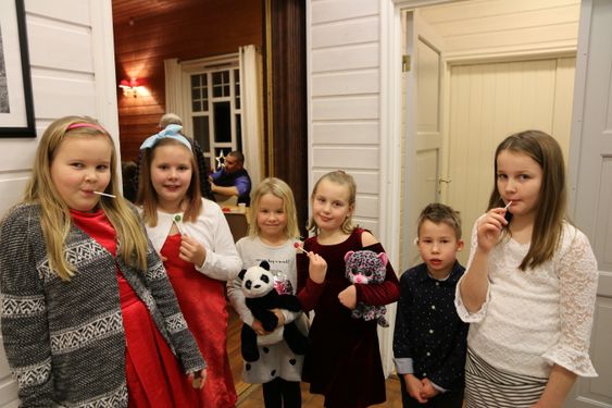 GØYMESPEL: Dei leika gøymsle i ungdomshuset etter at nissen hadde fare ut i romjulsnatta att.