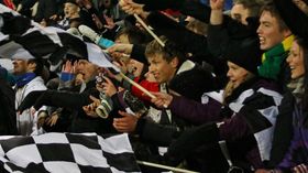 OPTIMISME: Skaasheim fryda seg saman med publikum når Sogndal rykte opp til eliteserien i år 2010. Som syttenåring hadde han alt debutert på Sogndal dette året, i cupkampen mot Årdal.