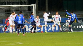 SISTE KAMP FOR SOGNDAL: Den viktige kampen mot Stabæk på Nadderud den 19. november, som enda 1-1, vart den siste 24-åringen fekk med seg før han kunngjer at han legg opp som fotballspelar. Skaasheim med andletet vendt mot ballen og kamera.