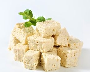 Vegansk ost - her laget av tofu - tar over for ost i mange sammenhenger.