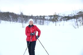 PÅ TUR MED BARNEBARNA: Kari Lysne var på skitur med barnebarna Linnea og Emely i Ofredalen fyrste nyttårsdag.