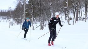 HØGT TEMPO: Eit lite kvarter etter at kusinene og bestemora hadde trekt inn i skogane, kom syskena Hallvard Seim Lysne og Ingrid Seim Lysne laupande. Hallvard er far til Linnea, Ingrid mor til Emely.