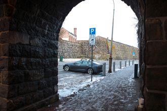 En Tesla er parkert på en ladeplass for ladbare varebiler i Kongens Gate i Oslo sentrum.