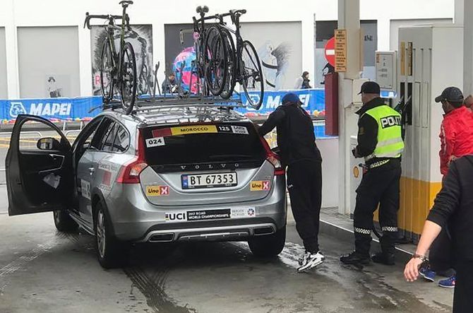 REDNINGEN: Politistudenten Marius stilte opp med bankkort og sørget for å betale drivstoff.