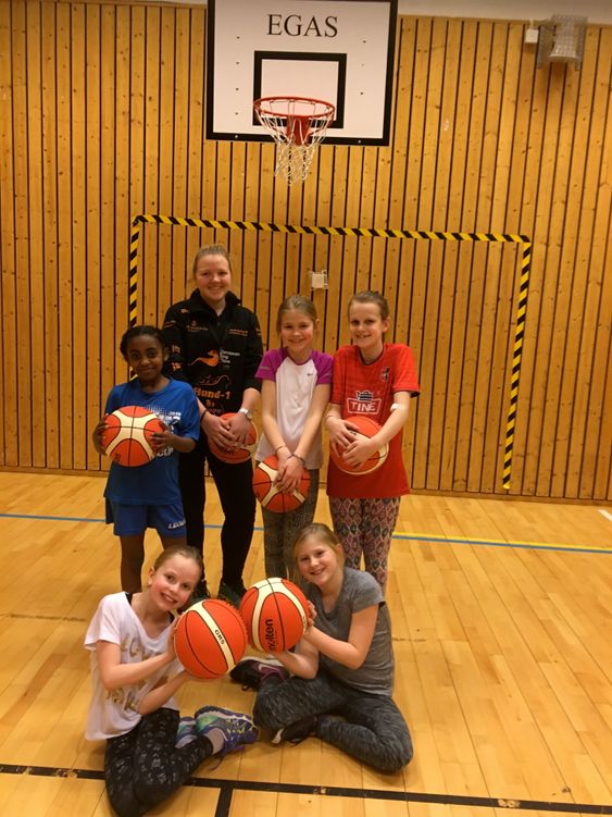 HERLIGE BASKETJENTER I AKSJON: 06-07-jentene i Kolbotn basket startet opp nå januar i fjor. De ønsker seg enda flere jenter på laget. Nede fra venstre Nemi og Anniken. Bak fra venstre: Duretti, trener Ellen Amalie, Emilie og Malene. Diss ejentene bærer videre på arven fra arbeidet til Kyrre Riis.