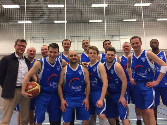 OGSÅ FOR DE VOKSNE: Her ser du Kolbotns herrelag i basket.