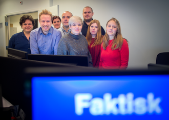 Faktisk.no-redaksjonen fra venstre: Jari Bakken, Kristoffer Egeberg, Maren Sæbø, Tore Bergsaker, Silje S. Skiphamn, Geir Molnes, Eva Akerbæk og Mina Liavik Karlsen.