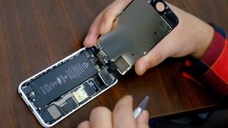 Batteriet til en iPhone er avdekket på et verksted i New York i 2016.