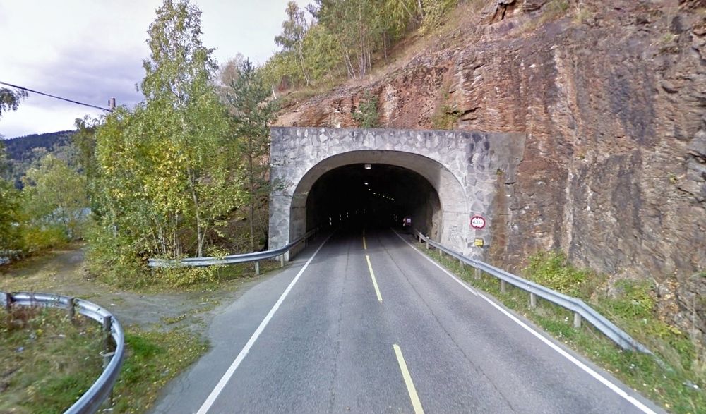 Dette er østre portal til den 514 meter lange Råumtunnelen som inngår i fylkesveg 55 langs nordsiden av Gaupnefjorden. De som vil oppgradere den, må gi anbud innen 8. februar. (