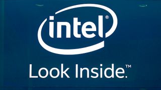 Intel-logo ned teksten "Intel - Look Inside", fotografert under Computex-utstillingen i Taipei i 2014.