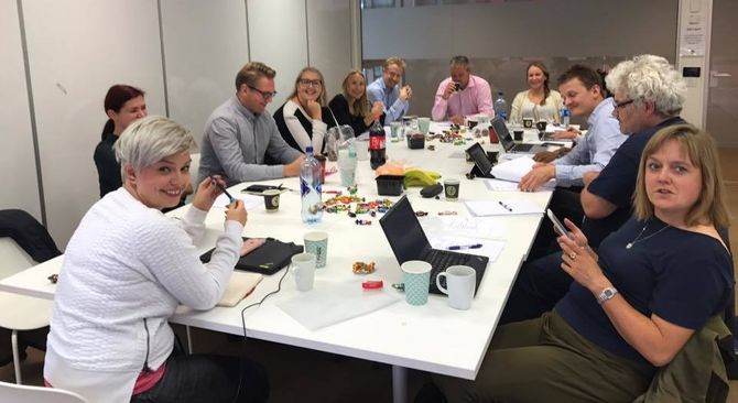 PLANLEGGER: SKUP-styret startet planleggingen av årets konferanse 24. august. Styreleder Silje Sjursen Skiphamn sitter ved bordenden, og fra venstre er Maren Sæbø, Jens Christian Nørve, Synnøve Åsebø, Maria Hasselgård, Kristoffer Egeberg, Eirik Veum, Marianne Tønset, Yohan Shanmugaratnam (skjult), Eystein Røssum, Jan Morten Bjørnbakk og Ina Gundersen. Anne Gjerde , Ingerid Salvesen og Connie Bentzrud var ikke tilstede da bildet ble tatt. Eiliv Frich Flydal tiltrådte styret rett før jul.