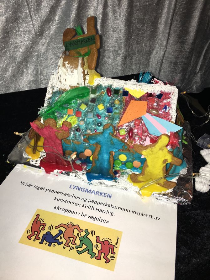 En avdeling har laget et kreativt pepperkakehus inspirert av kunstneren Keith Haring der huset er omringet av fargerike pepperkakefigurer i forskjellige positurer og bevegelser.
