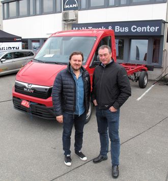 Daglig leder i MAN Truck & Bus på Rudshøgda, Dino Borolien (til høyre) var høyt og lavt under Rudshøgdadagen 2017. Her har vi roet ham ned ved sien av Svein Erik Amdam i Volkswagen Finans som nå også er finansieringsselskap for MAN, foran det første MAN TGE-chassiset som er vist i Innlandet.