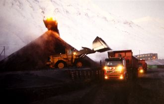 Når kullet slipper det ti kilometer lange båndet fra Svea-gruven overtar Leonhard Nilsen & Sønner transporten til kaiområdet.