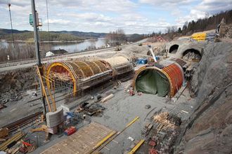 Her bygges det tunnelportaler ved sørenden av de to tunnelløpene. Disse skal det fylles masse over slik at lokalveien kan anlegges over dem.