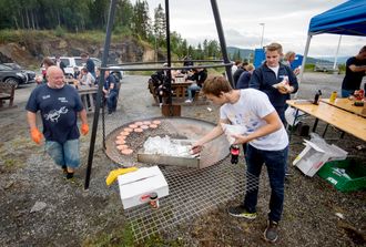 De fortjente lunsj etter å ha gått 1078 trappetrinn for å spise den.
