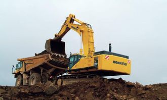 80-tonneren Komatsu PC750-7 står for opplastingen.