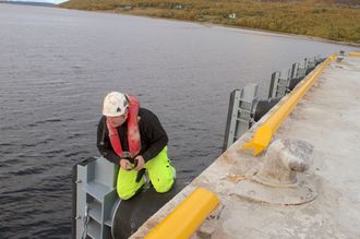 Bas på anlegget, Pål Øystein Jakobsen, sjekker ut de nye fenderene på Jakobsneskaia.