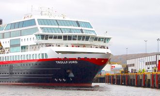 Hurtigruteskipet «Trolltind» legger til kai på Hurtigrutekaia i Kirkenes der Consolvos arbeidere nå er ferdige med å montere nye fendere, leidere og frontlister.