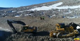 Volvo beltegraver og Cat dozer i aksjon en finværsdag i sommersesongen ved Troll forskningsstasjon i Antarktis.