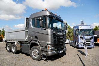 SNIKTITT: Scania har vært rundt og vist frem den nye bilen på flere arrangement. Den sto utstilt på MEFs anleggsdager i Våler i forrige uke med den nye offroadfronten.