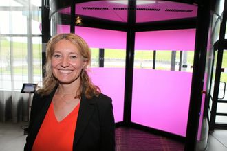 LILLAROSA ANLEGG: Det er mye på hotellet Moxy Oslo X på Hellerudsletta som skiller seg fra et «vanlig» hotell. Så også inngangsdøra bak MGF-direktør Tone Merethe Lindberg. Her skal anleggsfolket strømme inn under Vei og Anlegg 2018, 2. til 6. mai.