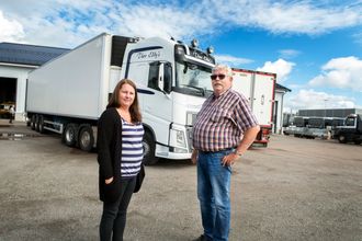 OVERSIKT: Anne-Lene Slettingdalen Kristiansen og Thor Eddy Hansen har gått igjennom alle turene de kjørte for PostNord fra 1.desember 2014. Det ga et avvik på 58.822 kilometer. Her sammen med datteren Anne-Lene Slettingdalen Kristiansen.