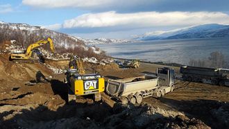 REPPARFJORDEN: Maskiner og biler i sving ved Repparfjorden.