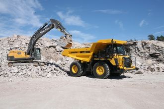 Komatsu HD405-8 er klar for den første skuffa fra 40-tonneren Volvo EC380DL.