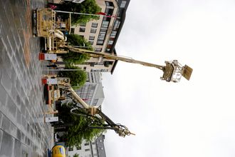 BÆRERE: Normet lanserte også ny bærer med to arbeidsplattformer (maskinen til venstre).