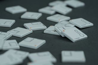 Sensorer med opp til 15 år batterilevetid kan monteres på det meste. Disse gjør at datanettverk vet hvordan tilstanden til fysiske gjenstander (f.eks. et maskindeksel) er.