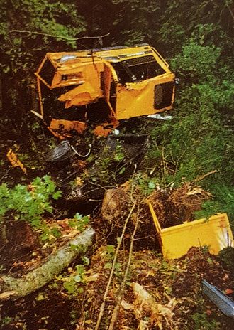 Hvem ville trodd det var mulig å overleve 150 meters ferd ned en skrent i en maskin som har fått en slik medfart?